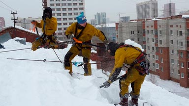 Уборка снега альпинистами